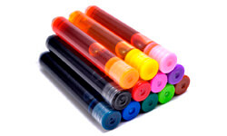 Conjunto de cartuchos de tinta en varios colores para recambio de plumas estilográficas con método de carga por cartucho